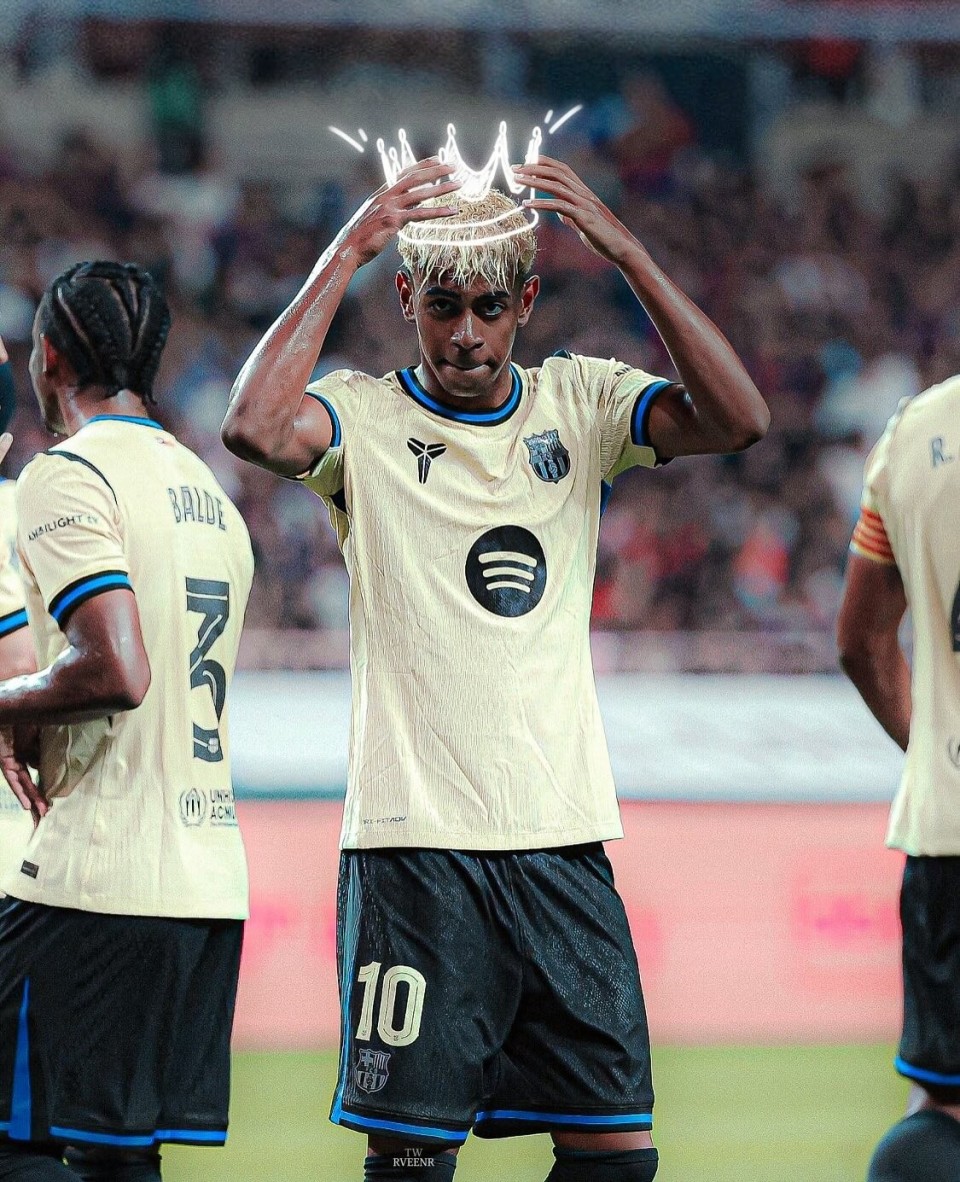 达成生涯400助里程碑，梅西赛后把球衣送给了看台上的父母（梅西达成生涯第400次助攻里程碑，赛后将球衣送上看台献给父母）