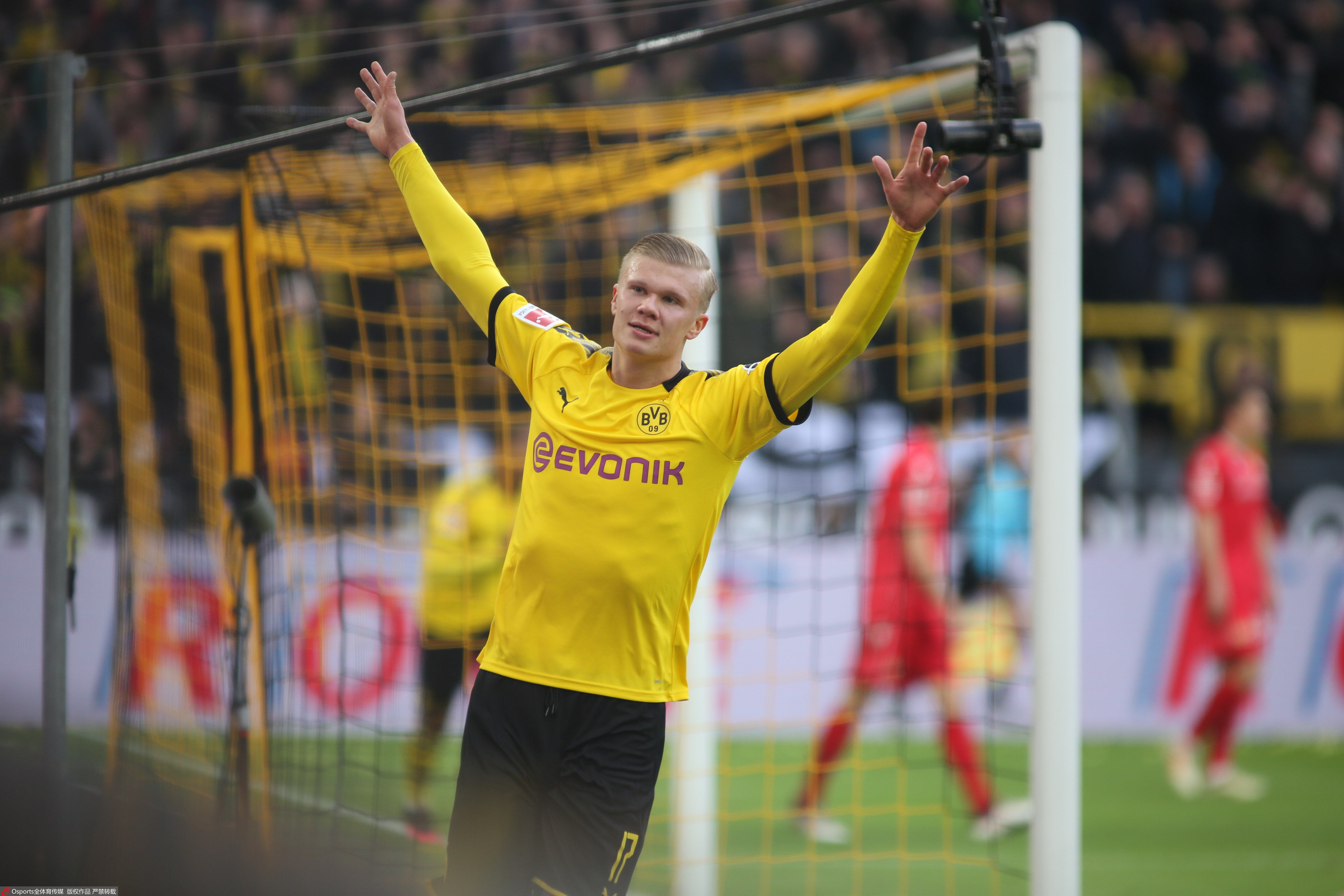 欧冠巅峰对决成主帅保卫战 皇马主场翻身可博胜（欧冠焦点战成帅位保卫战 皇马主场反弹有望胜出）