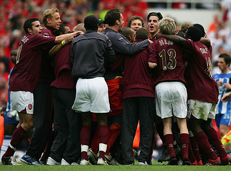 西媒：维尼修斯等核心对阿隆索不满，教练与更衣室发生冷战（西媒曝：维尼修斯等核心不满阿隆索，主帅与更衣室关系陷入冷战）