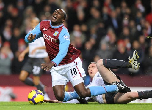 不给冠军面子？为王博颁戒指掉地上，楼明更衣室领奖，球迷：太教条了（冠军礼仪翻车？王博颁戒指意外落地，楼明转赴更衣室领奖，球迷吐槽太教条）