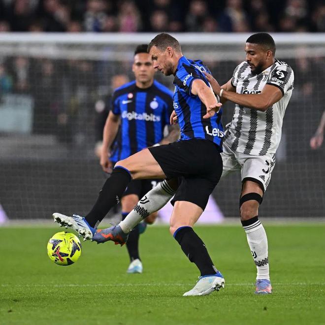 记者问批评球员是否担心更衣室反对，穆帅：你爸对你永远都很好？（被问批评球员会否引发更衣室不满，穆里尼奥反问：父亲会一直只说好话吗？）